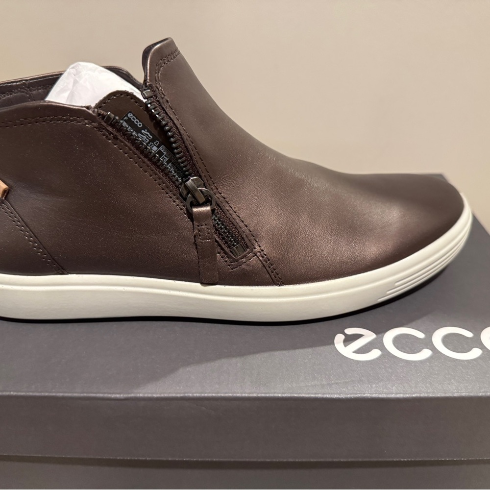 ECCO New in Box Women’s Shale Metallic Ankle Soft 7 Booties size 10 41